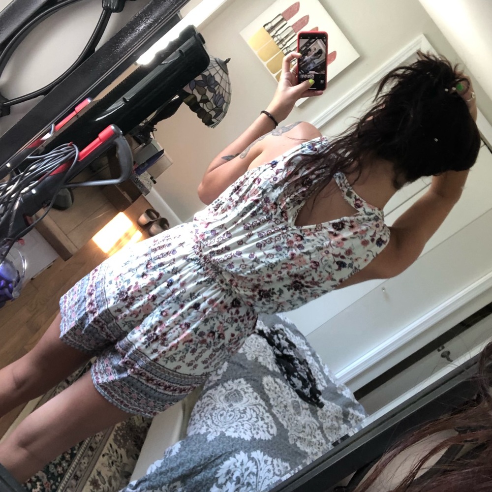 Really pretty deep neck romper - Picture 2 of 2